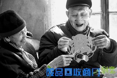 猴年到了，三门峡市陕州区西张村镇南沟村任孟仓和老伴每天忙得不亦乐乎，他们剪出的各种姿态猴作品非常抢手。