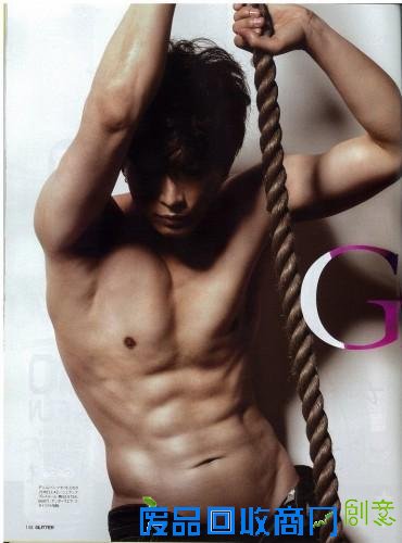 27岁日男星全裸cos黑杰克 秀腹肌给粉丝摸