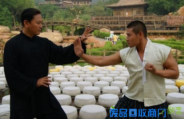 在三国演义里他一人演四个角色，水浒传一人演两个，你还看不出来