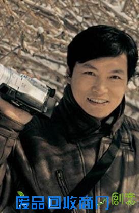 在三国演义里他一人演四个角色，水浒传一人演两个，你还看不出来