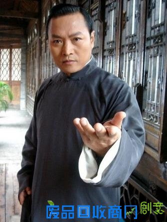 在三国演义里他一人演四个角色，水浒传一人演两个，你还看不出来