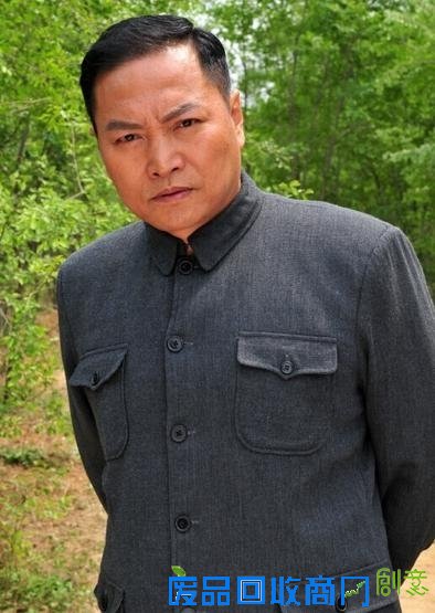 在三国演义里他一人演四个角色，水浒传一人演两个，你还看不出来