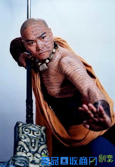 在三国演义里他一人演四个角色，水浒传一人演两个，你还看不出来