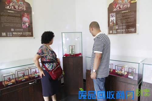 观众在参观张俊显面塑艺术展