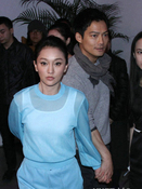 周迅与老公牵手亮相