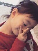 奥莉贴面剪刀手卖萌