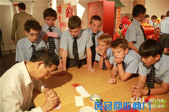 学生对取中文名字的体验非常感兴趣，排队等候。