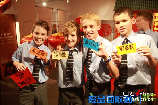 学生们换上中国新年服饰，在中式门楼前拍照留念。