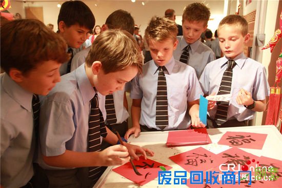 参加体验的学生对中国书法艺术显示出浓厚兴趣，纷纷聚集在书法体验区临摹中国“福”字。