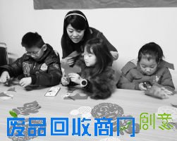 2月2日，为迎接猴年新春，倡导廉洁文化，太原桥东街办营盘、桥南社区联合举办了“剪窗花、刻廉字、廉洁迎新春”活动。活动现场，社区的中小学生、志愿者、老党员大家齐动手，巧妙地将廉洁文化与传统文化融为一体，用自己的妙手剪出了“廉、福、猴”这些寓意深刻的窗花，并把祝福送到了困难居民家。