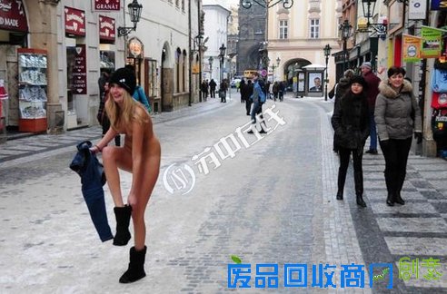 美女寒冬街头脱光暴走 无视众人围观拍照