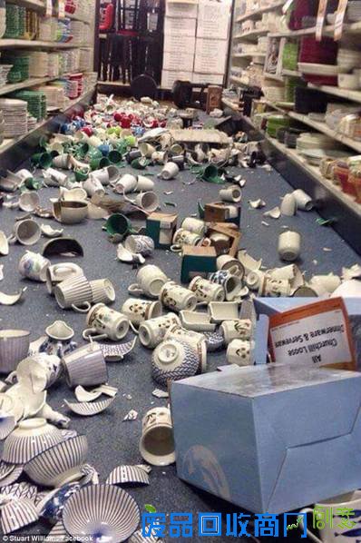 地震瞬间，巨大的尘埃云覆盖了整个城市