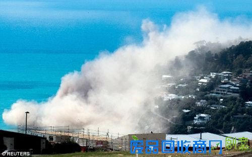 地震瞬间，巨大的尘埃云覆盖了整个城市
