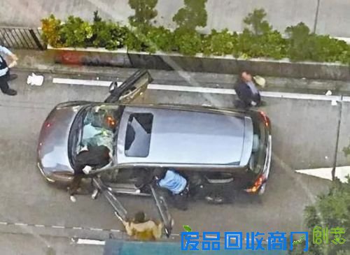 【港台娱乐新闻】富豪刘銮雄座驾被严重撞毁 所幸无人受伤