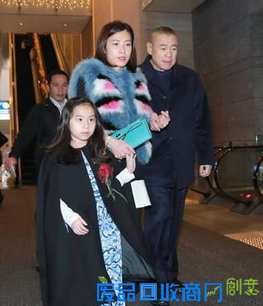 【港台娱乐新闻】富豪刘銮雄座驾被严重撞毁 所幸无人受伤