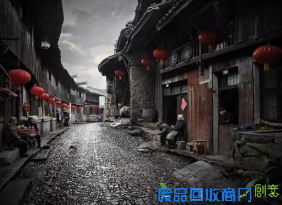 经过了千年的风云，千年的沉淀和积累，皤滩仍保存三华里长鹅卵石铺砌的“龙”型古街。街旁唐、宋、元、明、清、民国时遗留下来的民宅古居，气势宏伟、布局精美的“三透九门堂”。