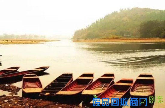 始建于明的单拱石桥万寿桥，仍雄跨镇南；清代建筑的高祖庙、汉皇庙和广东、湖南、江西会馆等，以及长达5里的青石板路，镇上的青砖青瓦楼房，都成为古老圩镇的见证。