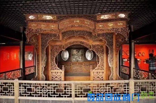 街巷异常狭小，建筑异常密集，身处其中就如走迷宫一般。青藤白墙黑瓦，石头镂花窗户，雕梁画栋门楼，苍凉中显现出昔日曾经的繁华。