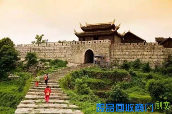 一条条纵横四方的青石板路和弯曲狭长的小巷，分列两旁的、古老的石柜台和木柜台，门窗间精雕细刻的小棂，石坊上倒立的石狮……无不引人发思古之幽情。