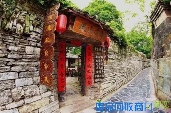 信步走进一条叫做“背街”的小巷，立即感到一种强烈的时间和空间的莫大距离，青石板铺的路、青石板垒的墙，仿佛是一条石板制成的时空隧道。