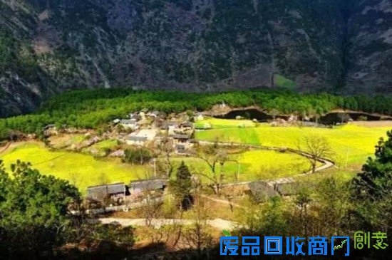 丙中洛位于怒江僳僳族自治州，是滇西北三大山脉即高黎贡山、怒山、云岭，与三江，即怒江、澜沧江、金沙江形成倒“川”字的“三江并流”核心区、怒江由北向南贯穿全境，东面为碧罗雪山，西面是高黎贡山，两山夹一江，形成明显的高山峡谷地貌。