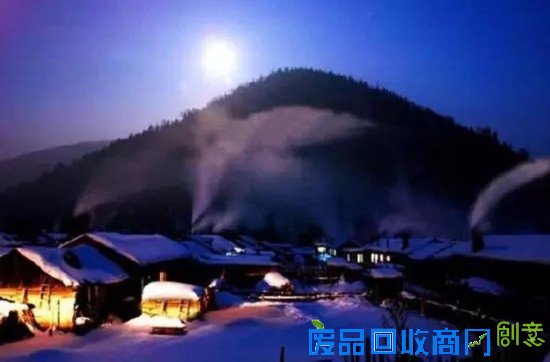 洛古河村的西面是内蒙古，北面跨过黑龙江就是俄罗斯。这个村子有将近100年的历史，总共有40户人家，清一色木刻楞的建筑，据说这种建筑冬暖夏凉，很适合高寒地区的人们居住。