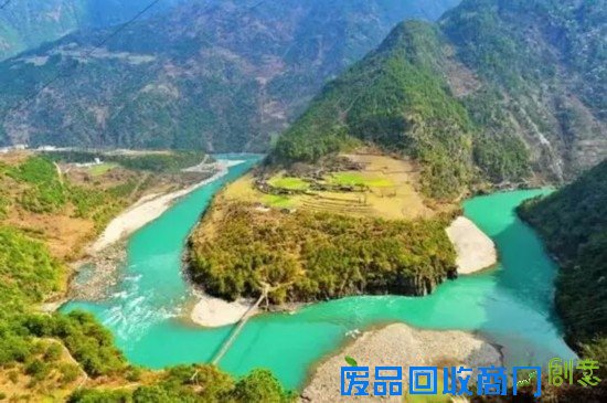 怒江从北部深谷进入丙中洛，形成弯弯曲曲几道弯，最大的一道弯在坎桶被称为“怒江第一湾”。气势磅礴，风光旖旎，水势缓慢，两岸风景独好。东西往来的人常在此泛舟或坐溜索过江。