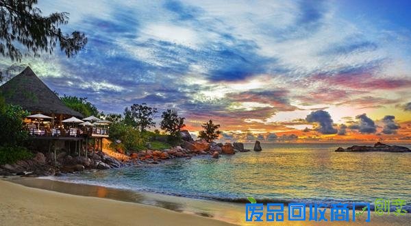 塞舌尔群岛由92个岛屿组成,一年只有两个季节——热季和凉季,没有冬天。这里是一座庞大的天然植物园,有500多种植物,其中的80多种在世界上其他地方根本找不到。