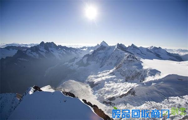 在这里,有德国阿尔卑斯山区最著名的登山和滑雪胜地Oberstdorf。站在它的Nebelhorn峰顶,只要天气足够晴朗,至少可以望见阿尔卑斯山区400座高峰。