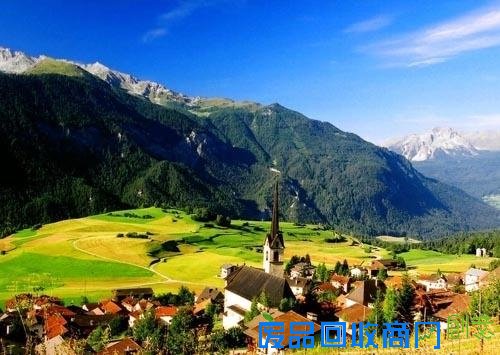 位于德国南部的阿尔卑斯山地区,自西从德、瑞交界处巴登湖东岸的林道开始,延伸至德、奥边界的山中小镇,约300多公里。