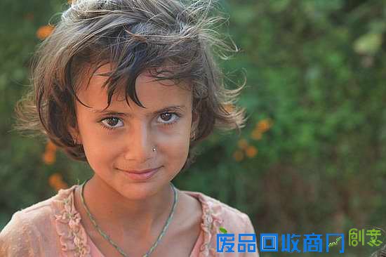 按中国人的审美标准,这个十岁左右的小女孩应该算是非常漂亮了,五官很像欧洲人,只是皮肤略黑。