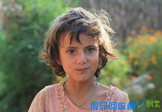 我们给了她一些糖果,她高兴地含在嘴里。一个完全在自然状态中成长的孩子。