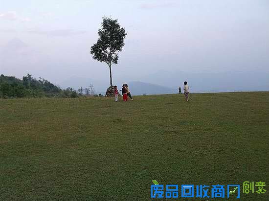 在库卡拉山顶的村子中,有一块风景如画的平地,成为孩子们的乐园。