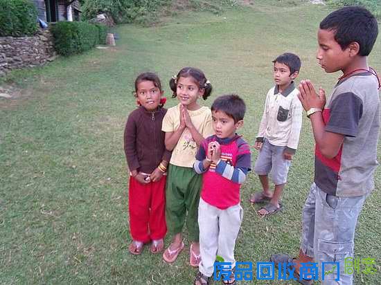 我们给他们一些糖果,他们都双手合十表示感谢。