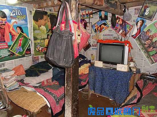 一户农家,虽然简陋、凌乱,但也有现代化的气息,显示出主人的爱好。