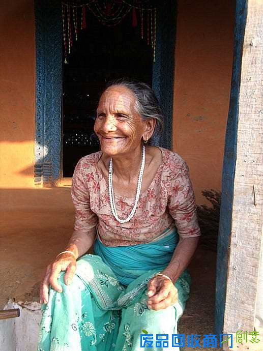在巴塔利村,我猜想这位老婆婆至少也有七十奔八十吧,一问她才60岁。我的天!比我还小好几岁。