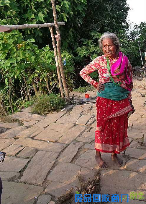 在尼泊尔,无论城市还是乡村,无论是年轻还是年老,妇女都喜欢穿鲜艳的服装。我估计我也得称她老妹子。