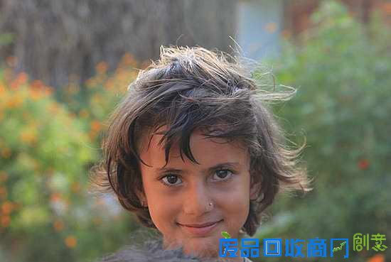 我们在巴塔利一个贫穷的村落里,见到一个仙女般可爱的小姑娘,那明亮的双眸透着天真与无邪。