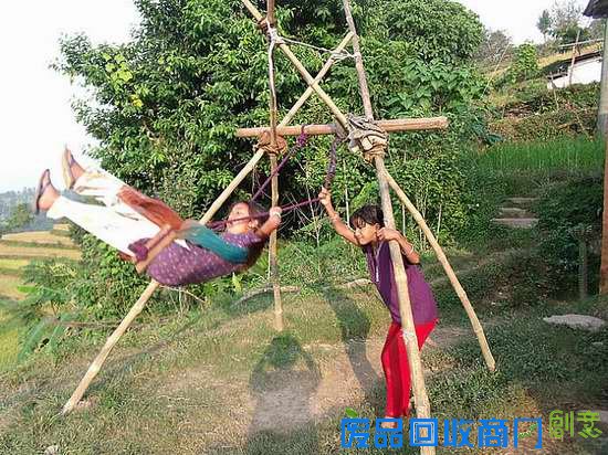 村里的孩子们玩得最多的就是秋千,几乎村村都有。再贫穷的孩子,都有自己的快乐