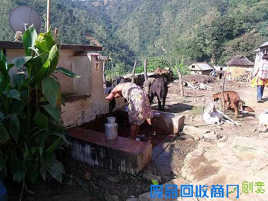 像这样就着水管就能冲澡的女人,在尼泊尔乡镇随处可见,以至我们见得多了就都熟视无睹了。