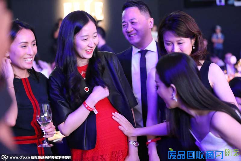 霍思燕摸好友孕肚显兴奋 与"小鲜肉"合影老公当摄影师