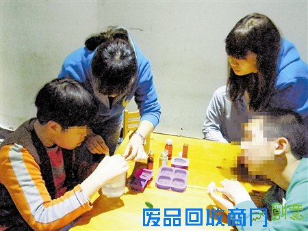 图为童之舟康复中心的老师在教学中融入制作手工皂的职业培训。