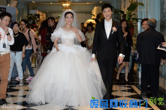 陶欣然何建泽唯美大婚 新人甜蜜亲吻