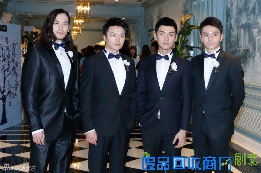 陶欣然何建泽唯美大婚 新人甜蜜亲吻