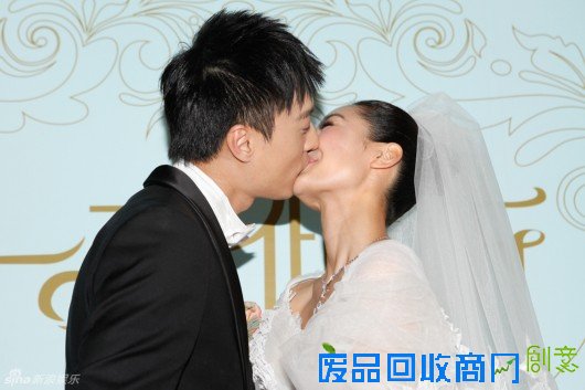 陶欣然何建泽唯美大婚 新人甜蜜亲吻