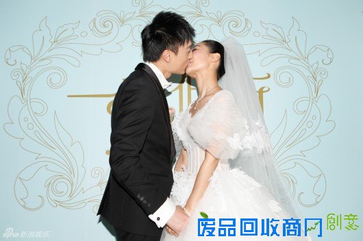 陶欣然何建泽唯美大婚 新人甜蜜亲吻