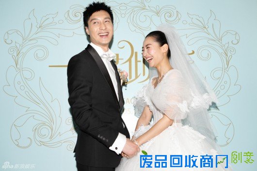 陶欣然何建泽唯美大婚 新人甜蜜亲吻