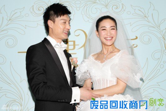 陶欣然何建泽唯美大婚 新人甜蜜亲吻