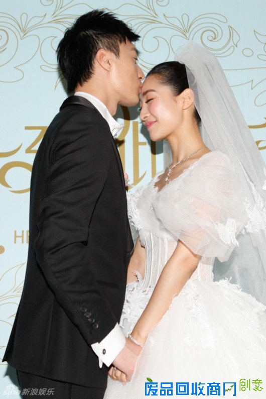 陶欣然何建泽唯美大婚 新人甜蜜亲吻