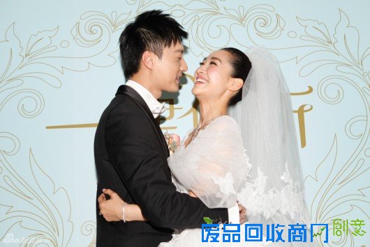 陶欣然何建泽唯美大婚 新人甜蜜亲吻